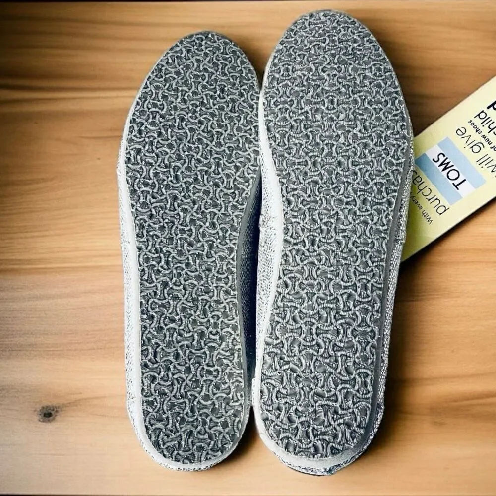 NWT Gorgeous TOMS 9.5 Silver Glitter Sparkly Alpargatas Flat Loafers Comfy Shoes